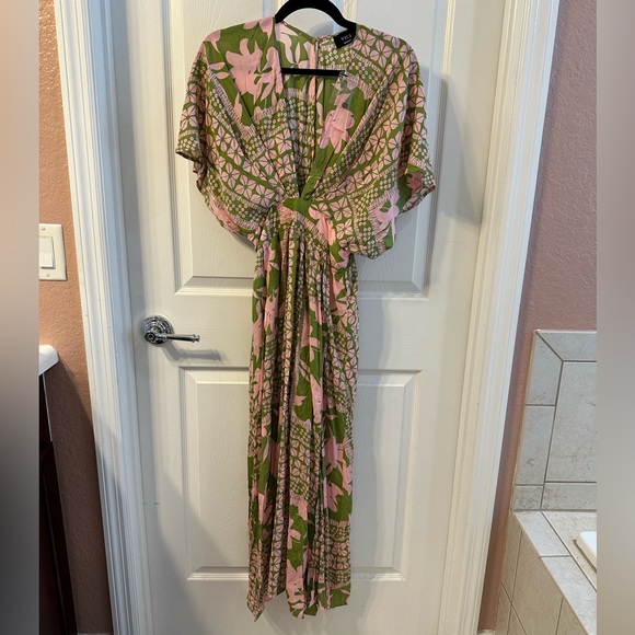 Vici Dresses & Skirts - Vici palm leaf dress